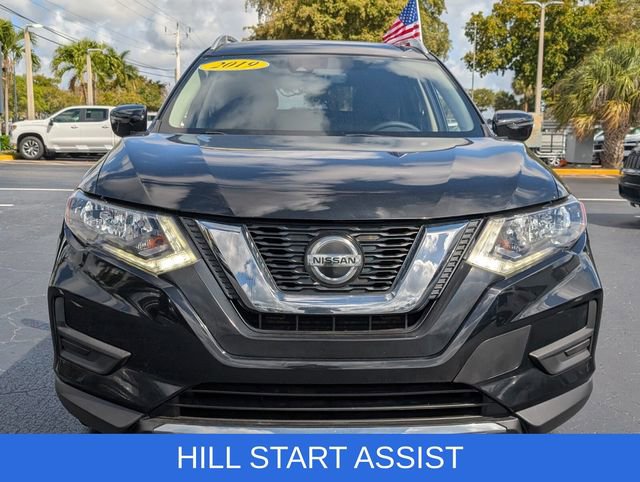 Used 2019 Nissan Rogue SV image 2