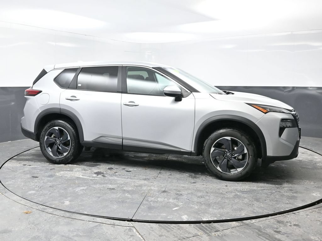 Used 2024 Nissan Rogue SV AWD/4WD image 3