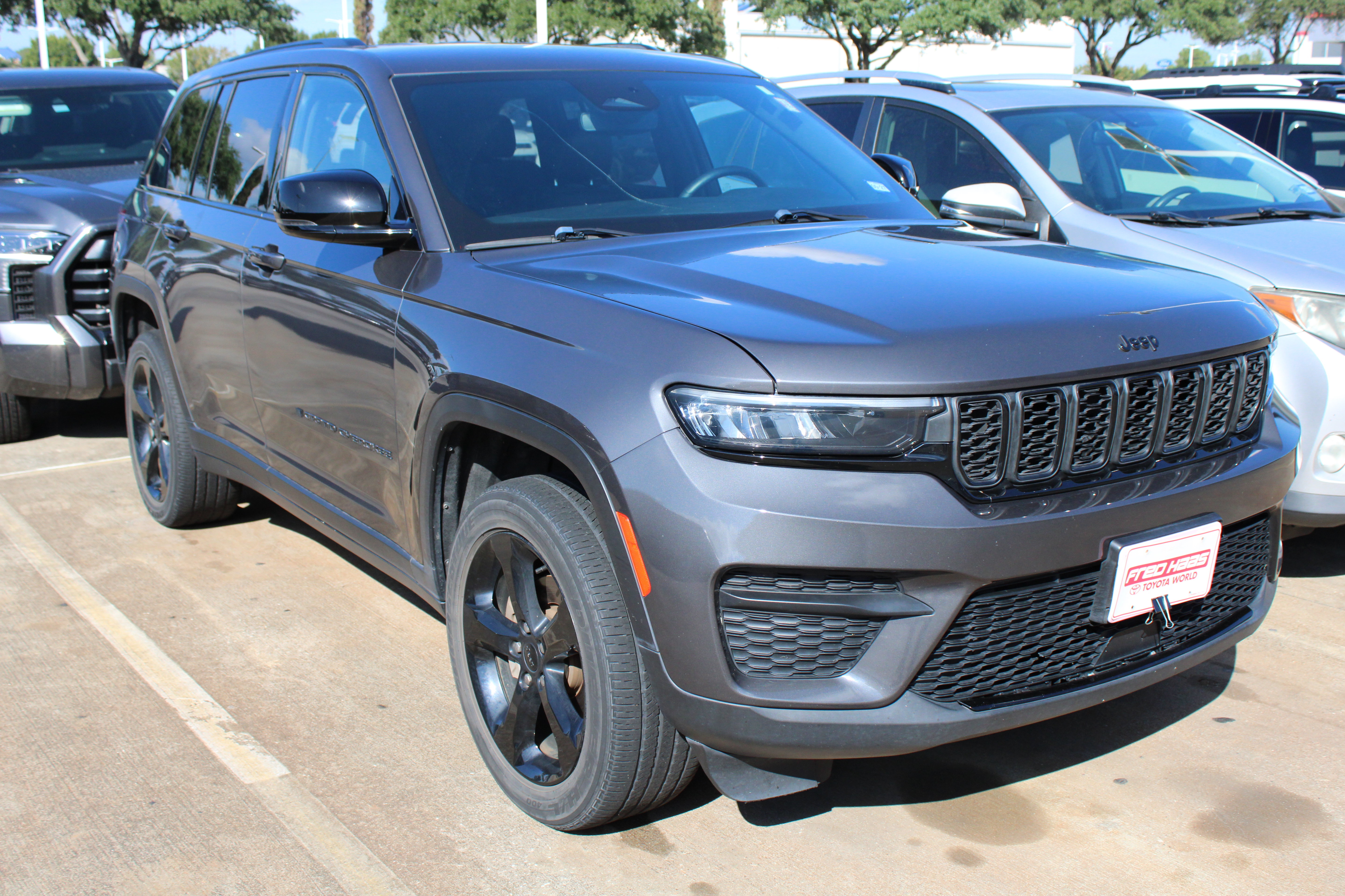 Used 2022 Jeep Grand Cherokee Altitude RWD image 2