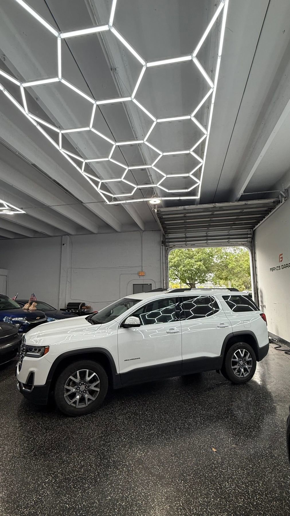 Used 2023 GMC Acadia SLT AWD/4WD image 3