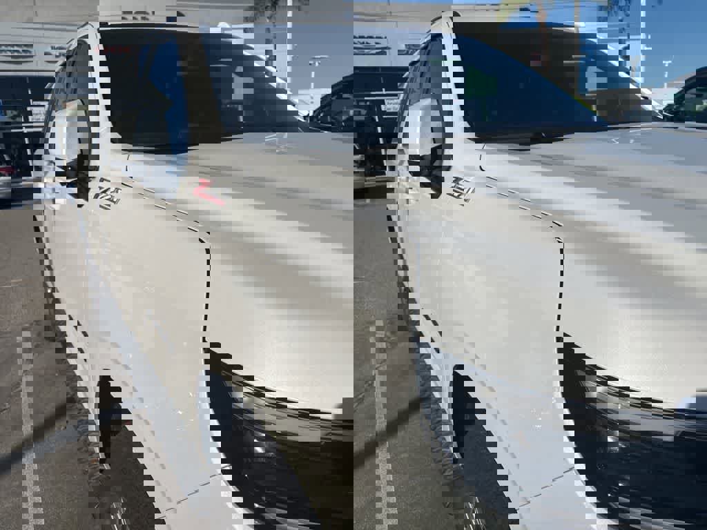 Used 2025 Chevrolet Suburban Z71 image 5