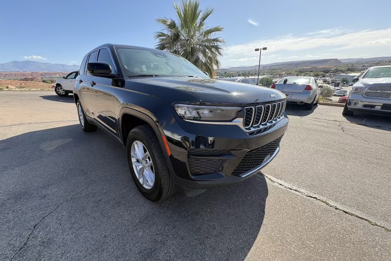 Used 2025 Jeep Grand Cherokee Laredo X w/ Luxury Tech Group I AWD/4WD image 7