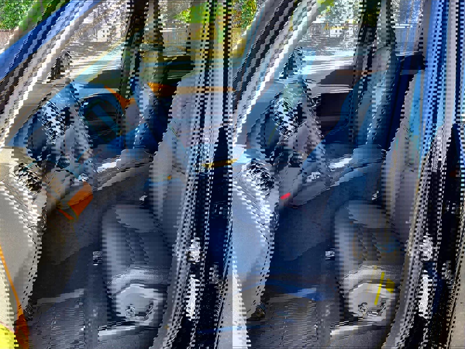 Used 2025 Volvo XC90 T8 Plus w/ Protection Package Premier image 27