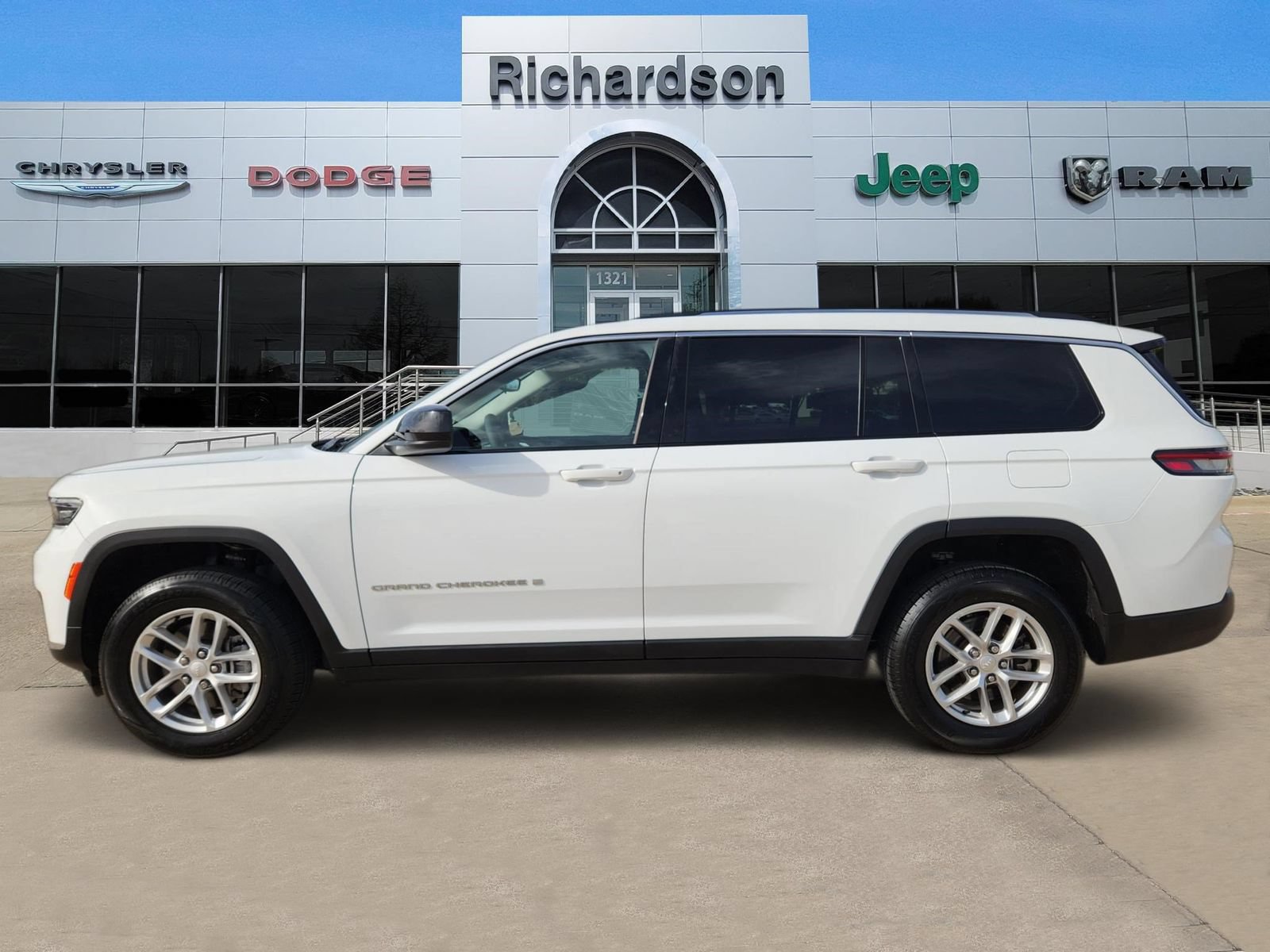 Used 2023 Jeep Grand Cherokee L Laredo w/ Luxury Tech Group I AWD/4WD image 3