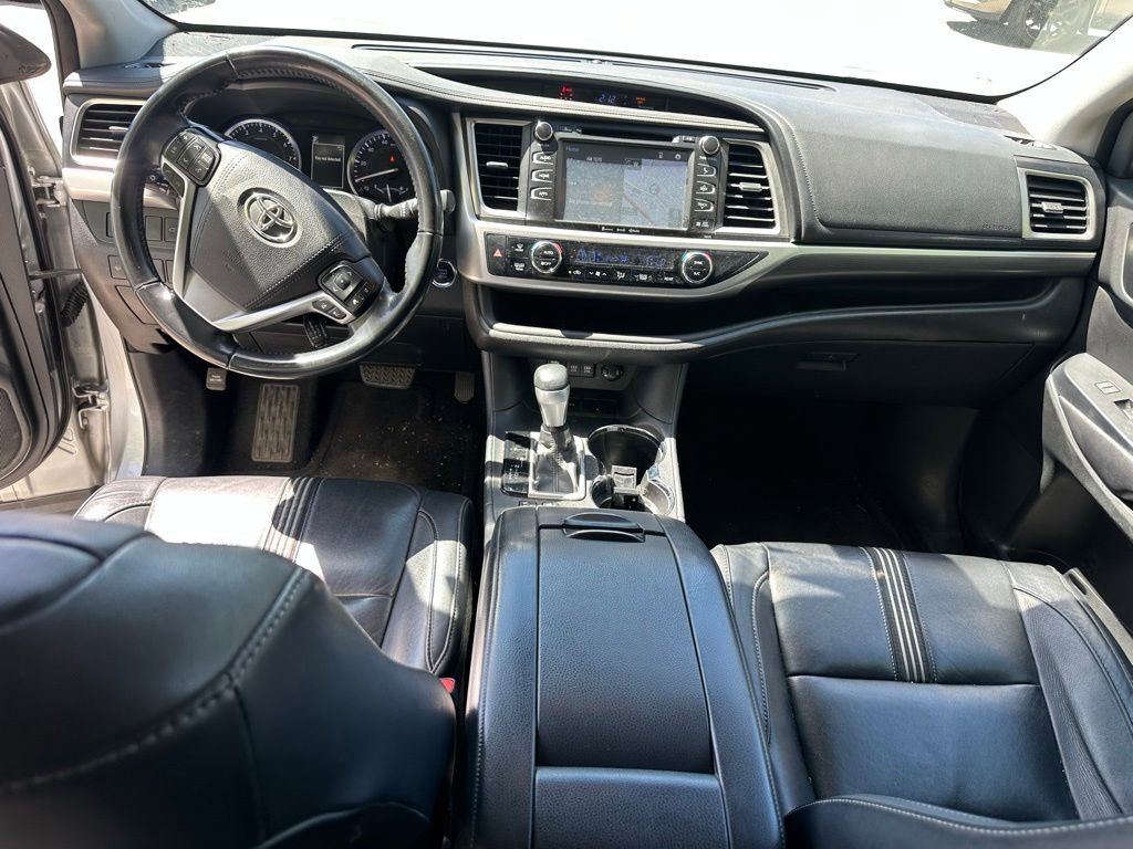 Used 2017 Toyota Highlander SE FWD image 10