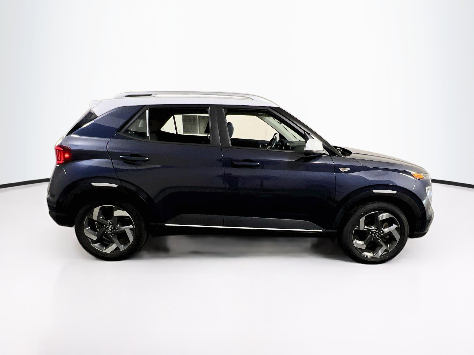 Used 2023 Hyundai Venue Limited w/ Cargo Package FWD image 4
