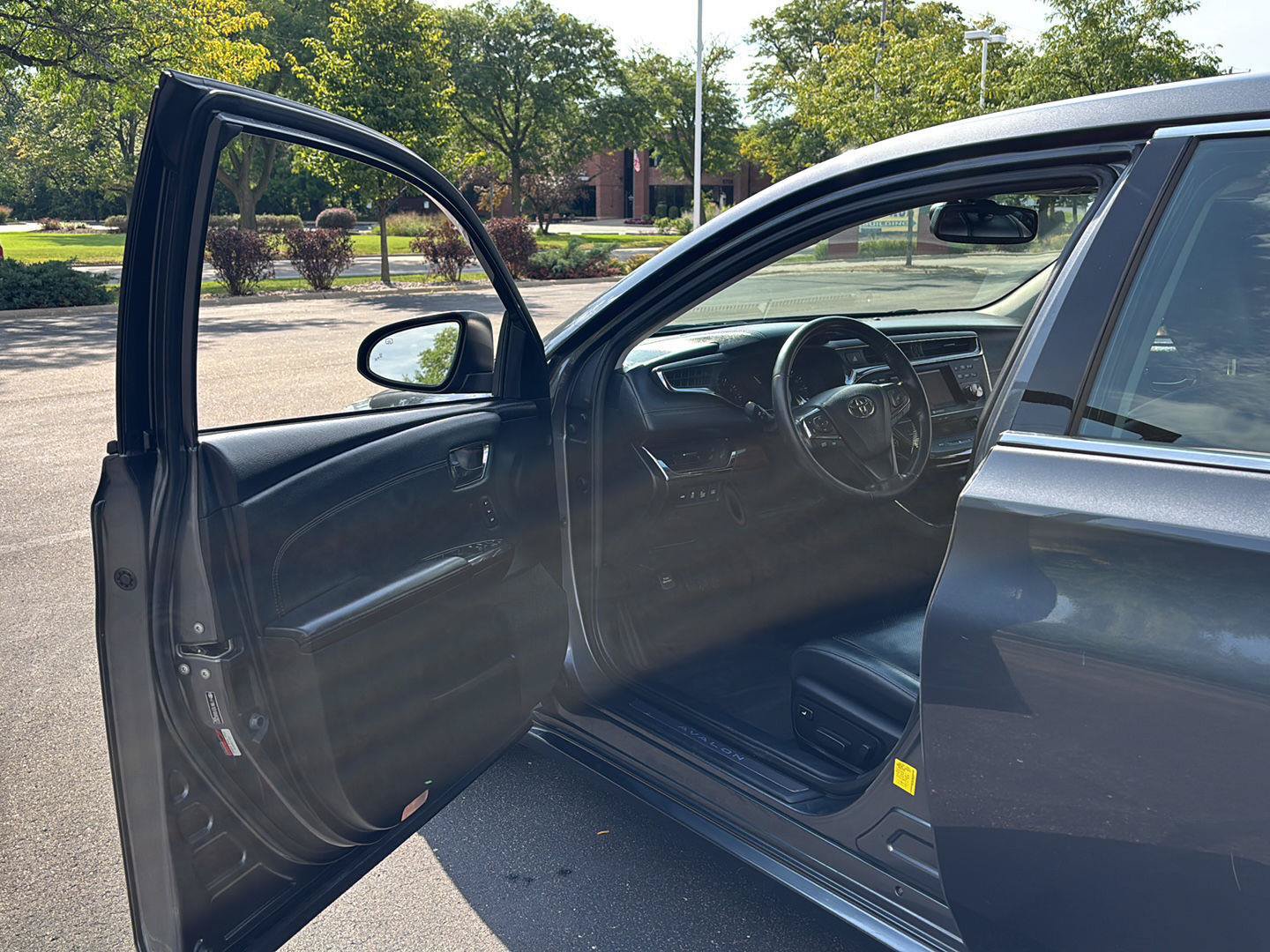 Used 2013 Toyota Avalon Limited w/ Technology Pkg FWD image 2