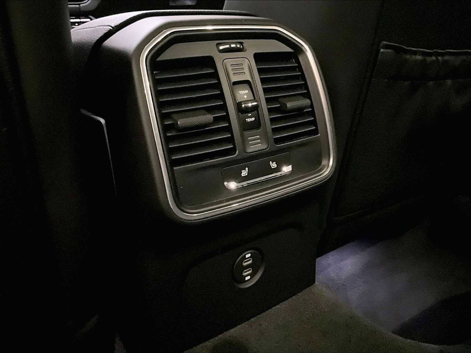 Used 2024 Porsche Macan image 30