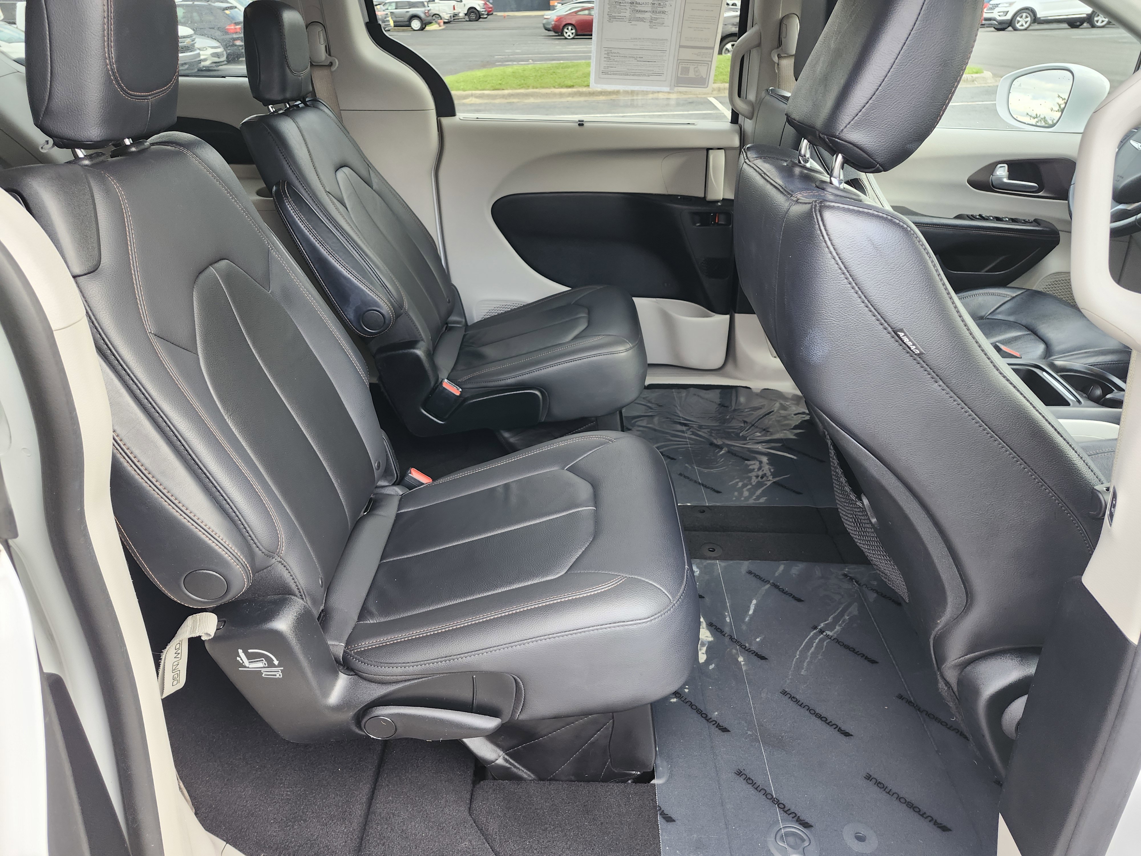 Used 2017 Chrysler Pacifica Touring-L FWD image 18