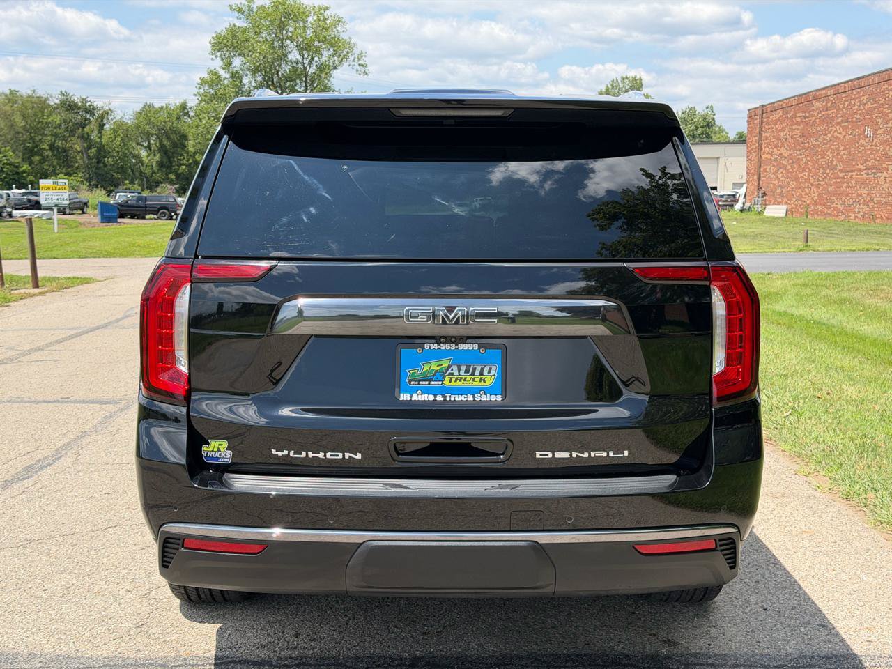 Used 2023 GMC Yukon XL Denali Ultimate AWD/4WD image 5