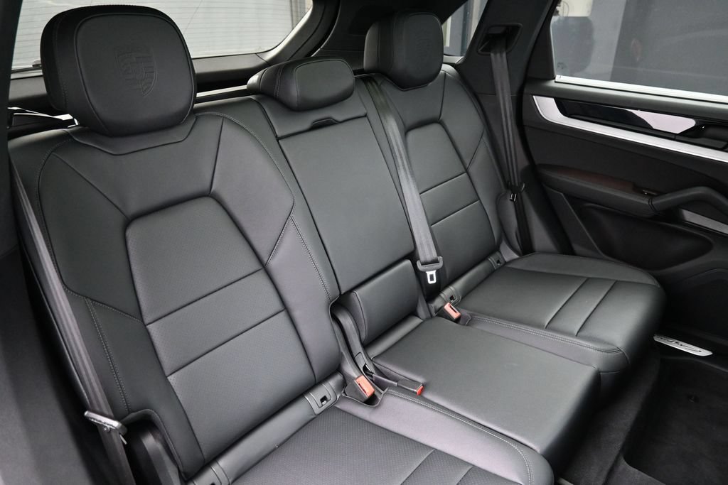 Certified 2025 Porsche Cayenne AWD/4WD image 28