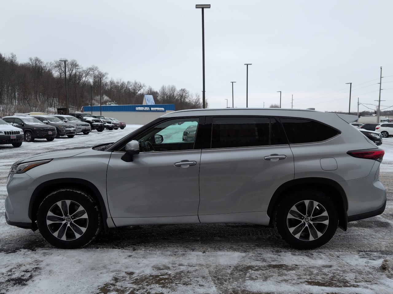 Used 2020 Toyota Highlander XLE image 5