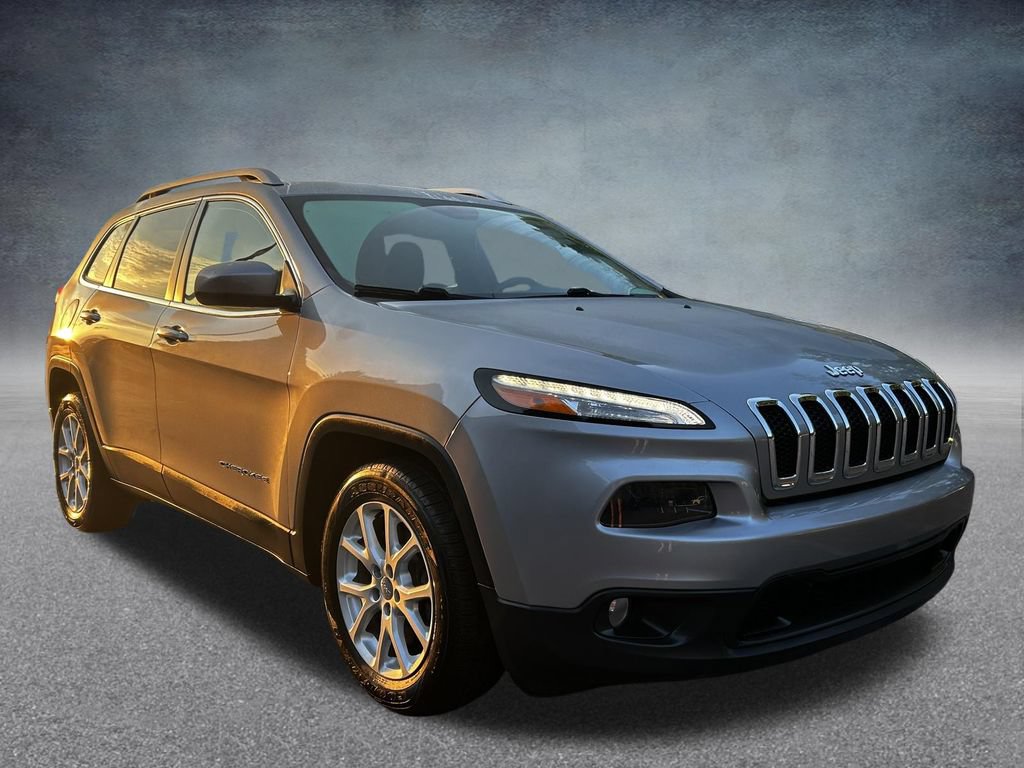 Used 2017 Jeep Cherokee Latitude FWD image 2