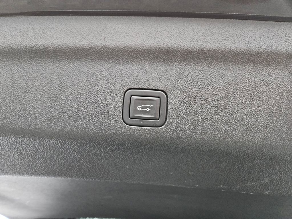 Used 2023 GMC Yukon SLT w/ SLT Premium Package image 11