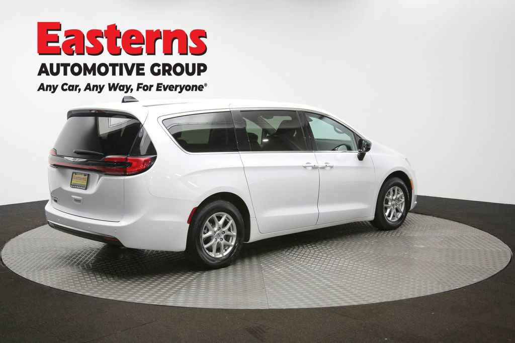 Used 2024 Chrysler Pacifica Touring-L image 40