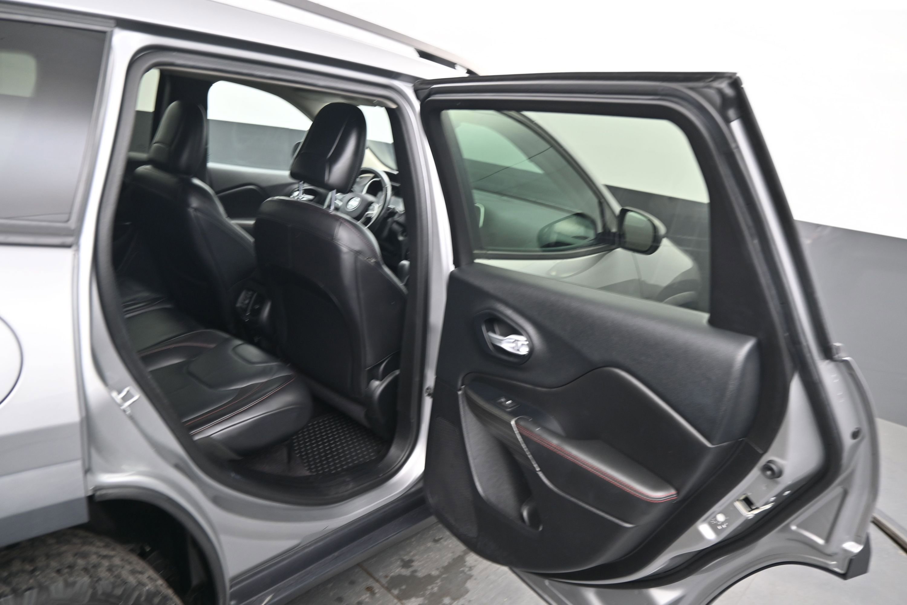 Used 2016 Jeep Cherokee Trailhawk w/ Comfort/Convenience Group AWD/4WD image 10