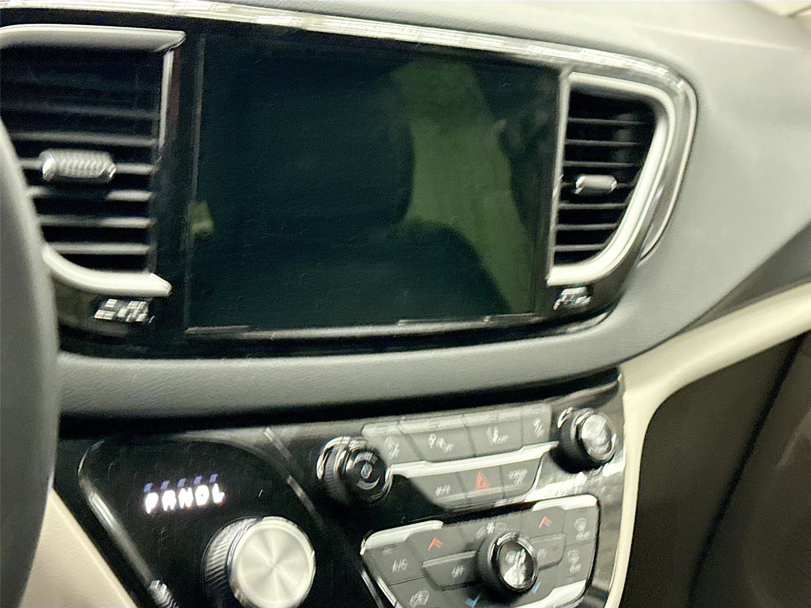 Used 2023 Chrysler Pacifica Touring-L image 4