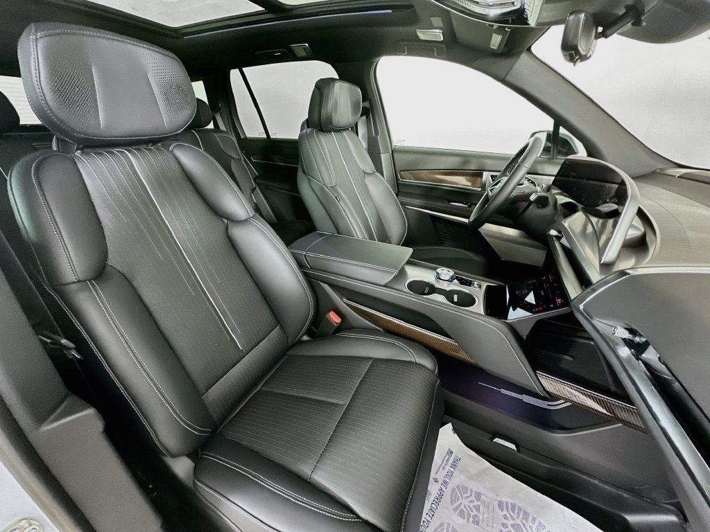 New 2027 Cadillac Vistiq Sport w/ LPO, Floor Liner Package AWD/4WD image 37