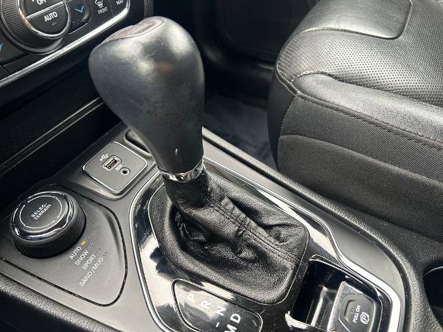 Used 2019 Jeep Cherokee Limited AWD/4WD image 30