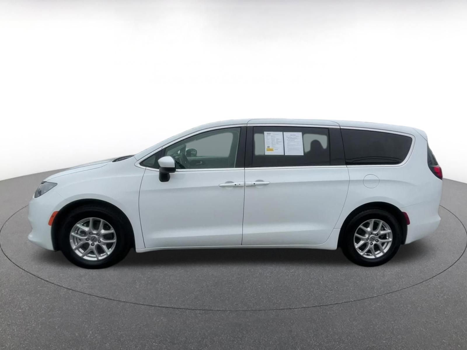 Used 2023 Chrysler Voyager LX image 9