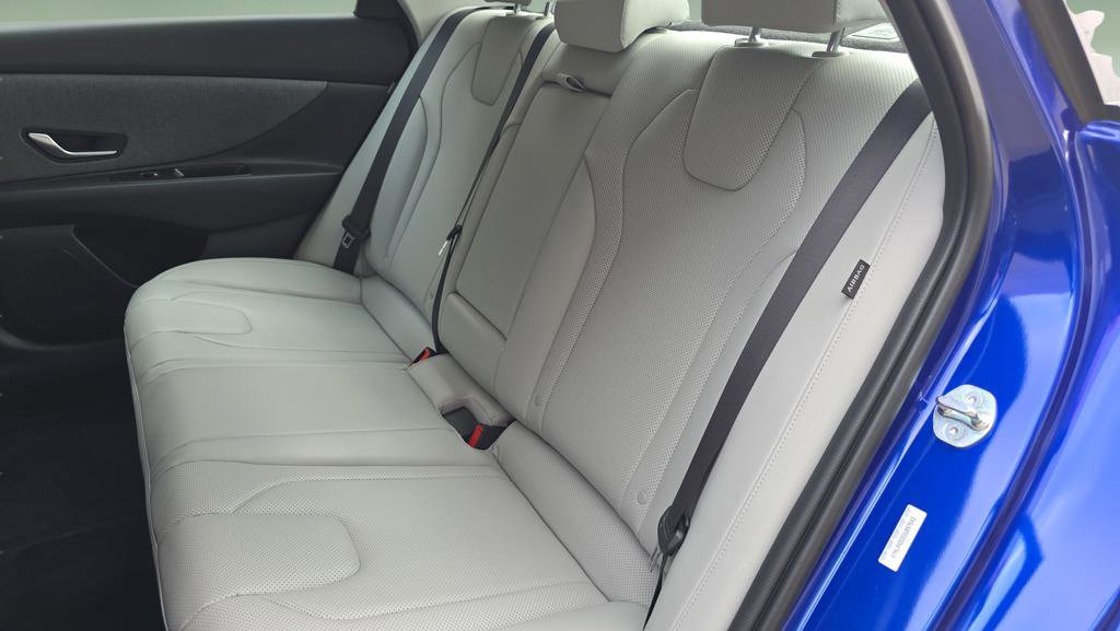 Certified 2025 Hyundai Elantra Limited FWD image 12