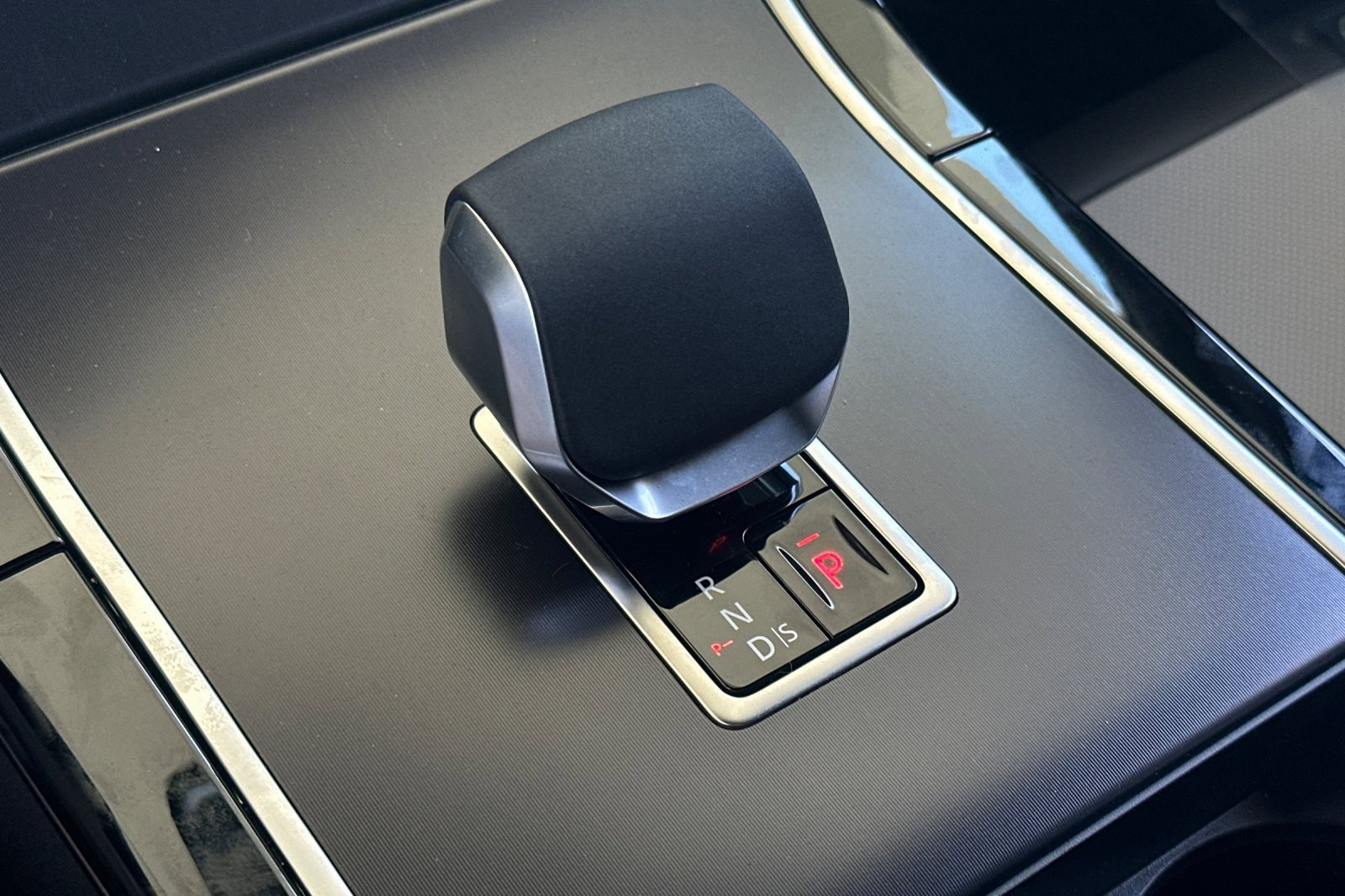 New 2026 Land Rover Range Rover Velar Dynamic SE image 21