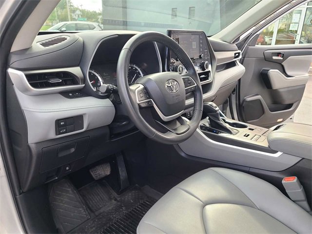 Used 2022 Toyota Highlander XLE image 11