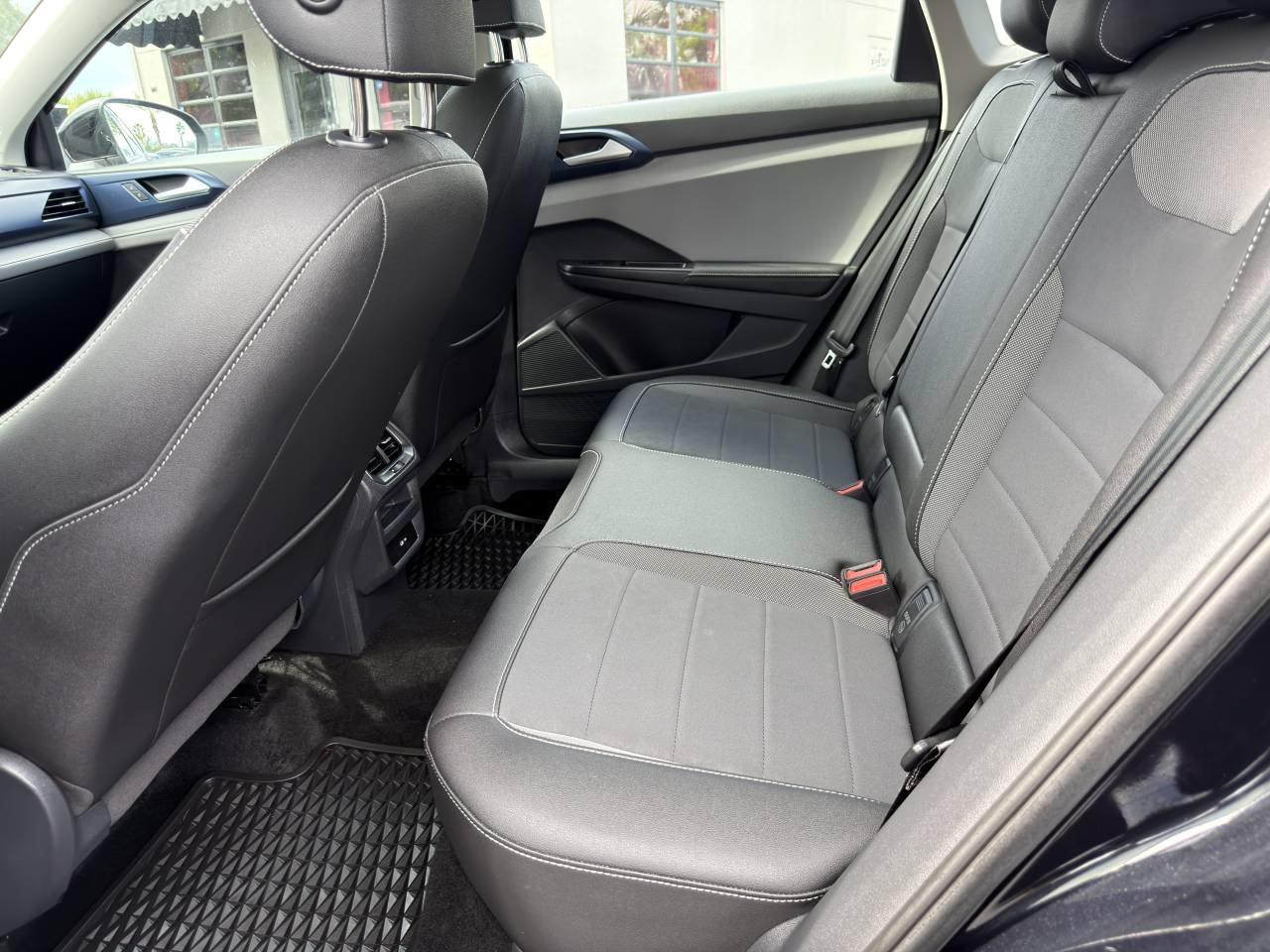 Used 2024 Volkswagen Taos SE w/ Panoramic Sunroof Package FWD image 22