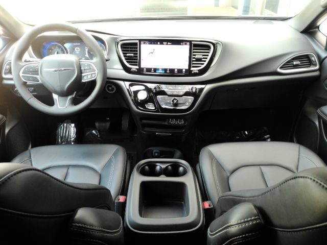 Used 2025 Chrysler Pacifica Select FWD image 2