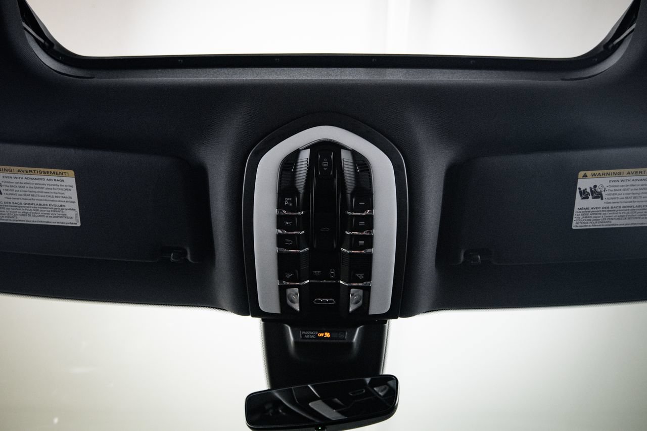 Certified 2023 Porsche Macan AWD/4WD image 20
