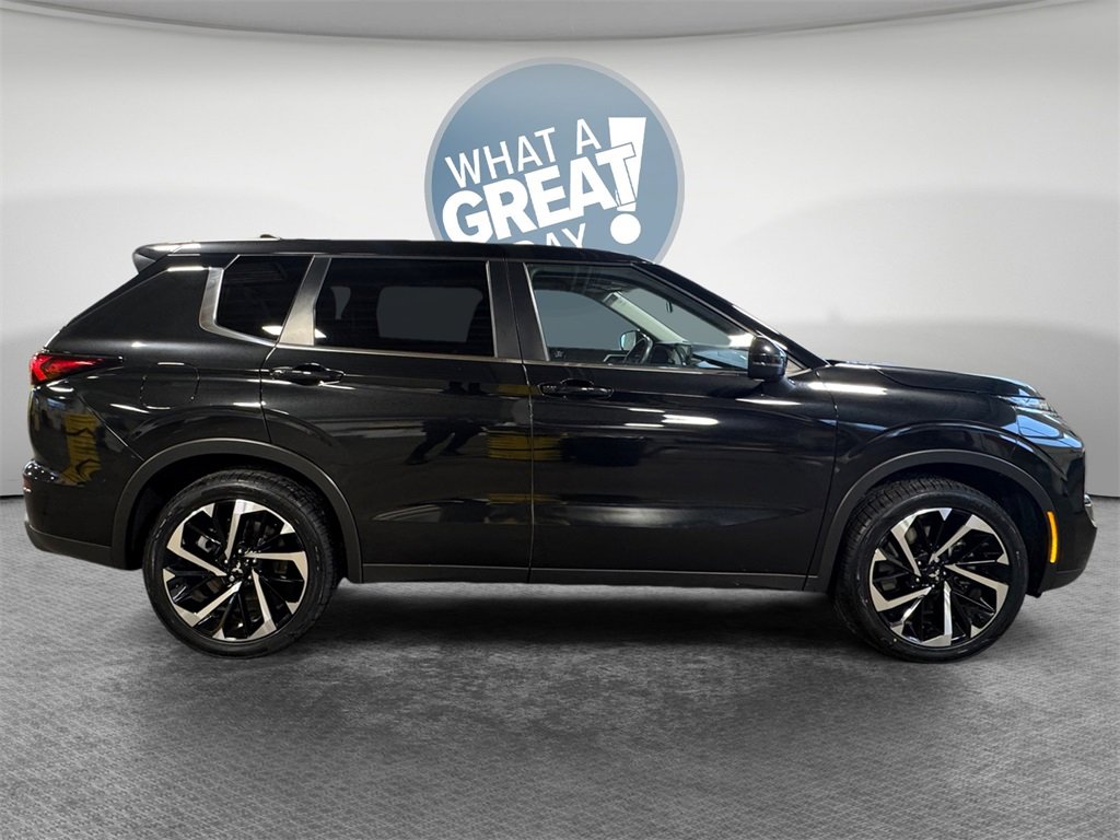 Used 2022 Mitsubishi Outlander ES image 2