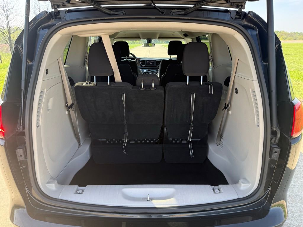 Used 2022 Chrysler Voyager LX FWD image 6