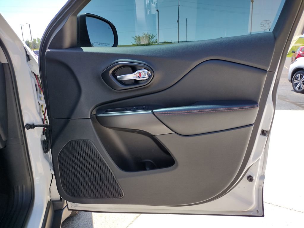 Used 2021 Jeep Cherokee Trailhawk AWD/4WD image 29