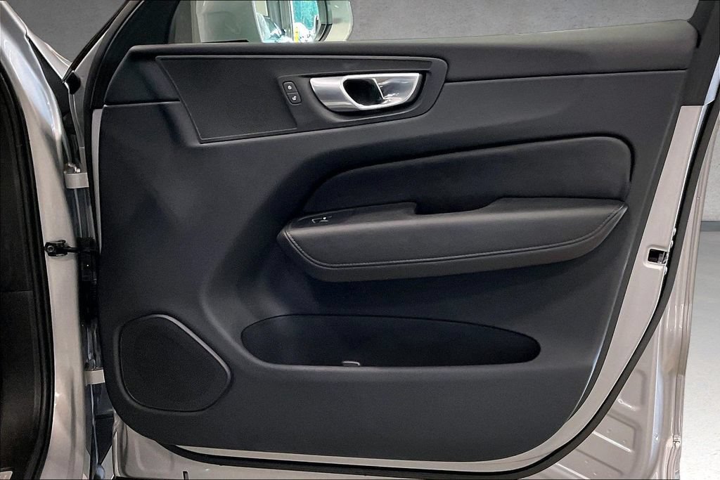 Certified 2023 Volvo XC60 B5 Plus AWD/4WD image 28