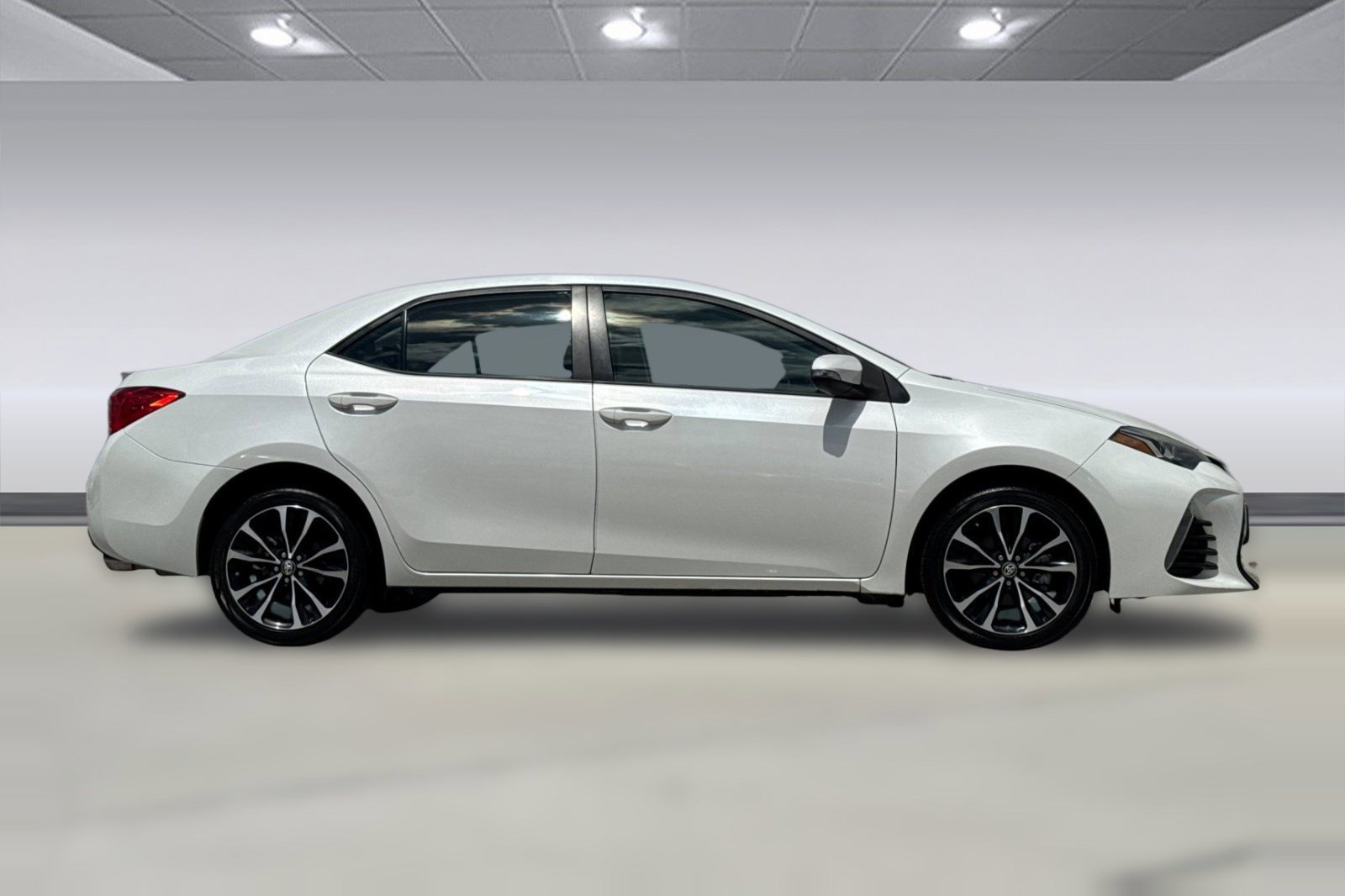 Used 2019 Toyota Corolla SE w/ Carpet Mat Package (TMS) FWD image 2