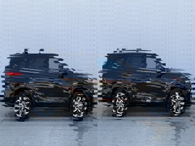 Used 2023 Toyota Highlander Limited image 3