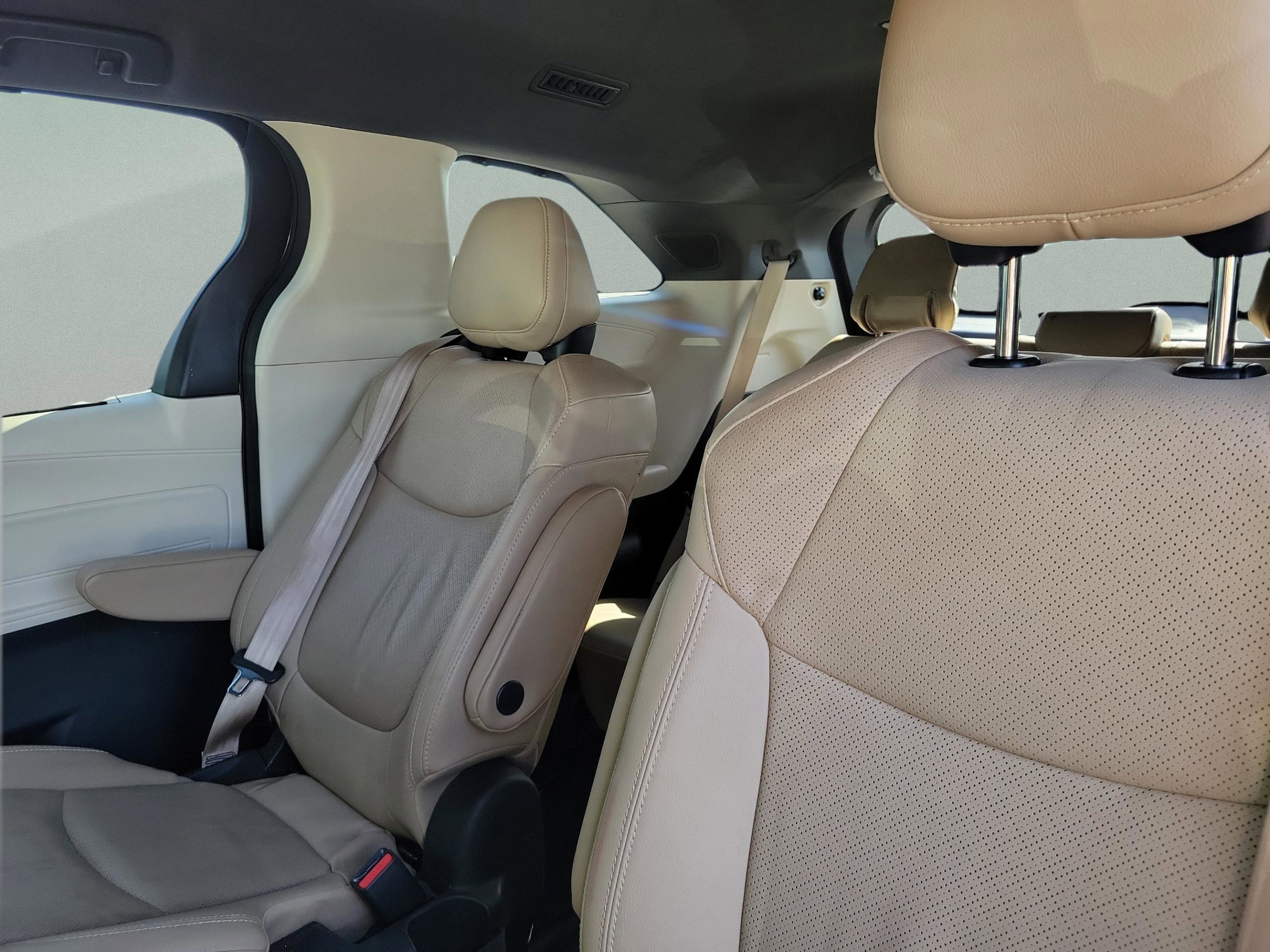 Used 2021 Toyota Sienna Limited image 28