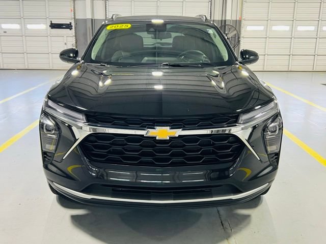Used 2025 Chevrolet Trax LT w/ LT Convenience Package FWD image 12