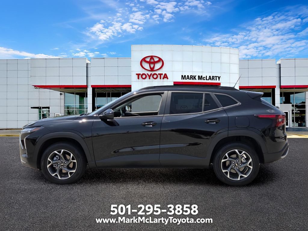 Used 2025 Chevrolet Trax LT w/ Driver Confidence Package FWD image 2