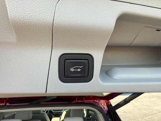 Used 2023 GMC Acadia SLT w/ Technology Package FWD image 10