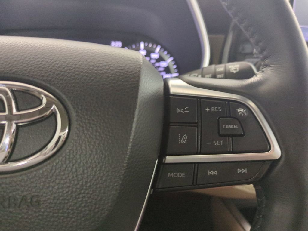 Used 2021 Toyota Highlander XLE image 34