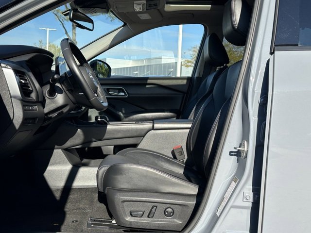 Certified 2022 Nissan Rogue Platinum w/ Head-Up Display Package image 26