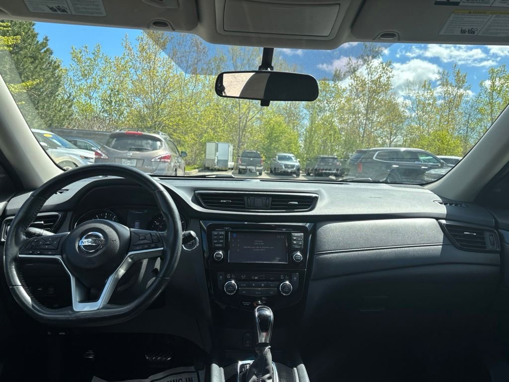 Used 2017 Nissan Rogue SV w/ SV Premium Package AWD/4WD image 15