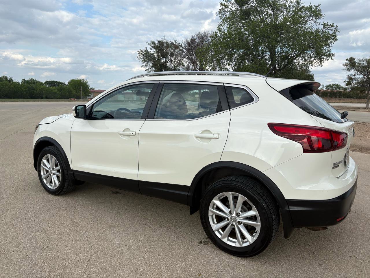 Used 2017 Nissan Rogue Sport SV w/ SV All-Weather Package AWD/4WD image 38
