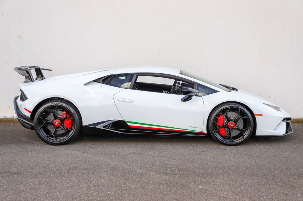 Used 2018 Lamborghini Huracan Performante AWD/4WD image 3