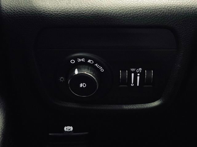 Used 2022 Jeep Grand Cherokee Overland AWD/4WD image 32