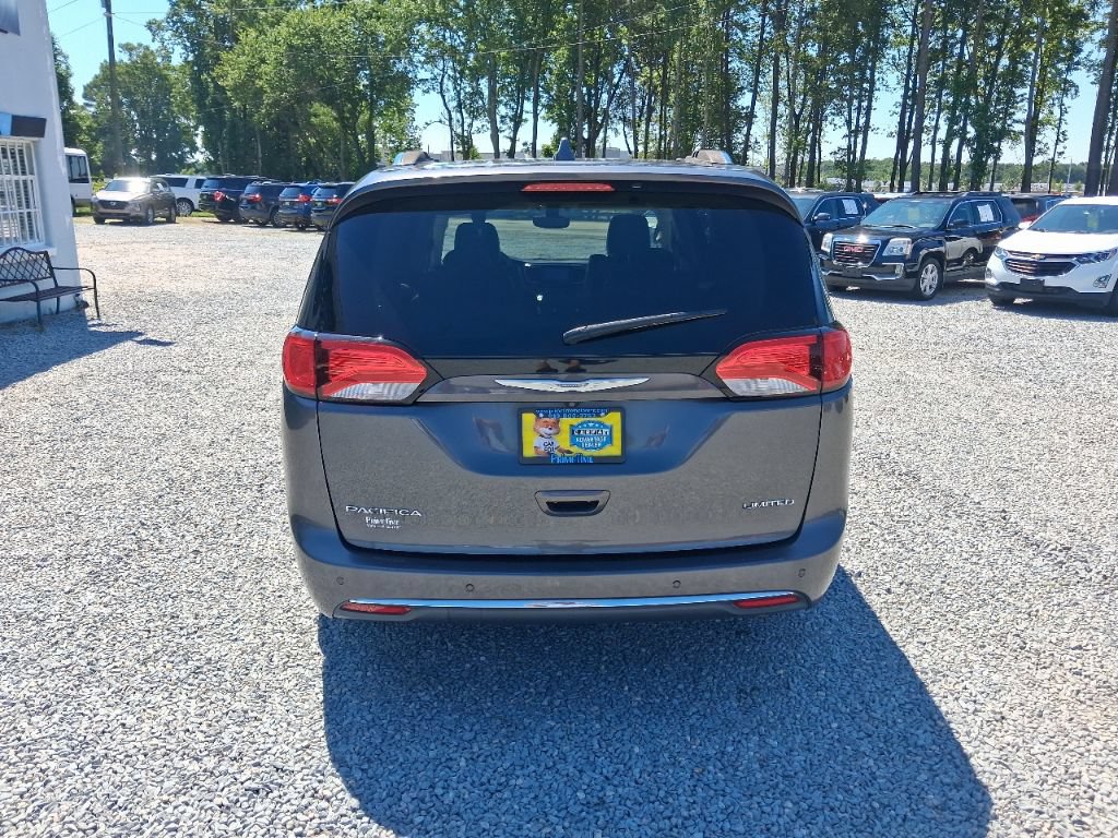 Used 2017 Chrysler Pacifica Limited w/ UConnect Theater Package FWD image 25