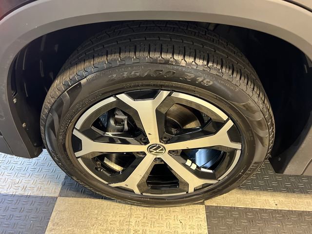 Certified 2025 Volkswagen Tiguan SE FWD image 9