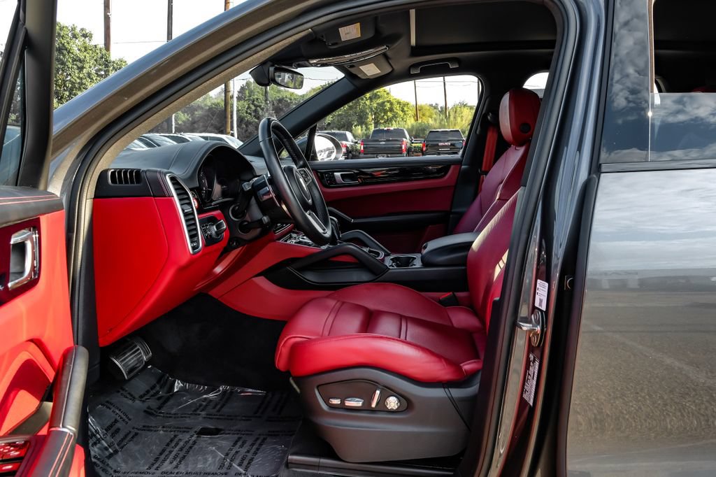 Used 2021 Porsche Cayenne S AWD/4WD image 36