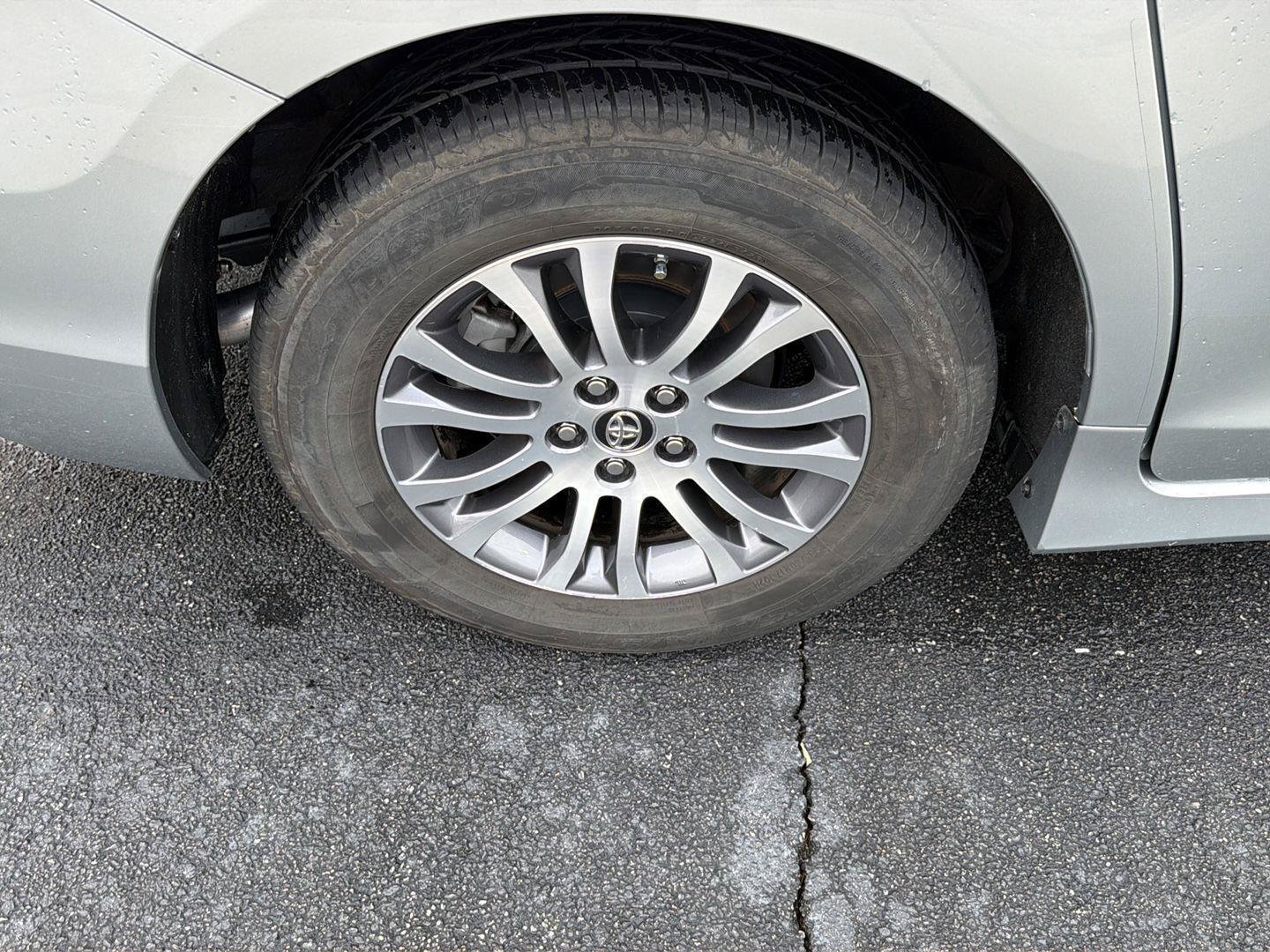 Used 2019 Toyota Sienna XLE Premium FWD image 37